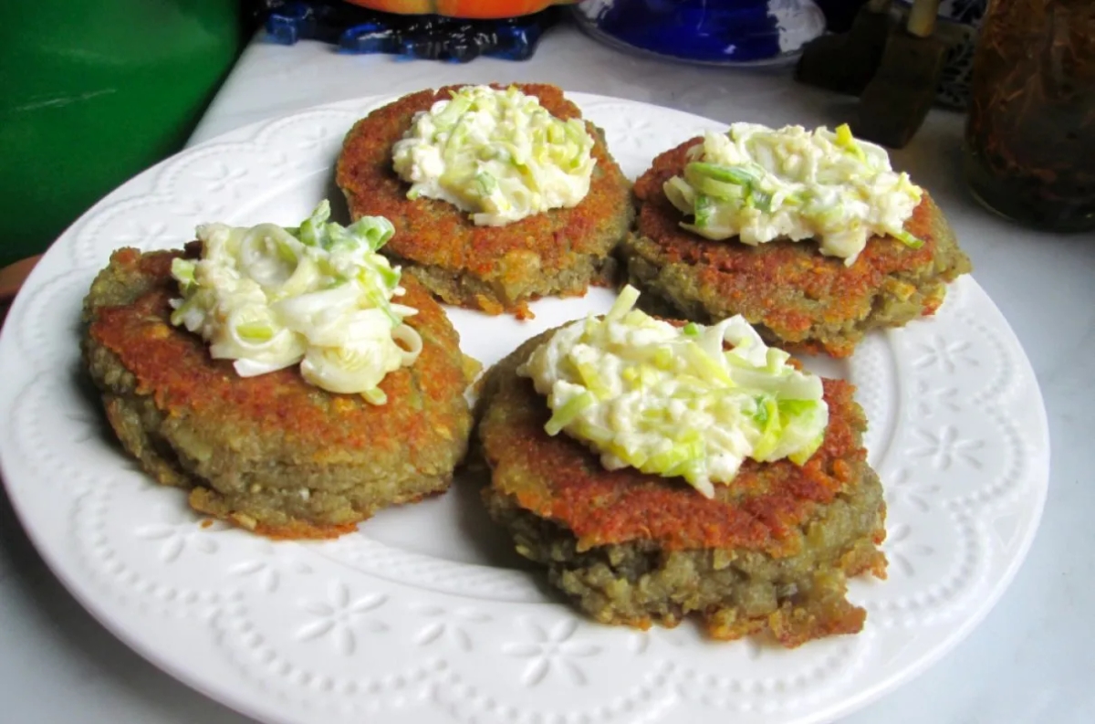 Jakie surówki do placków ziemniaczanych? Odkryj najlepsze połączenia